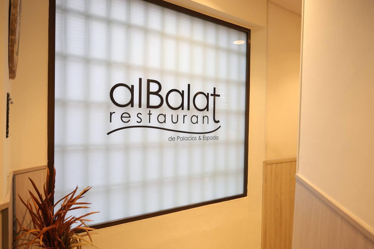 El cacereño Manuel Espada, copropietario del restaurante Albalat, se despide después de toda una vida entre fogones