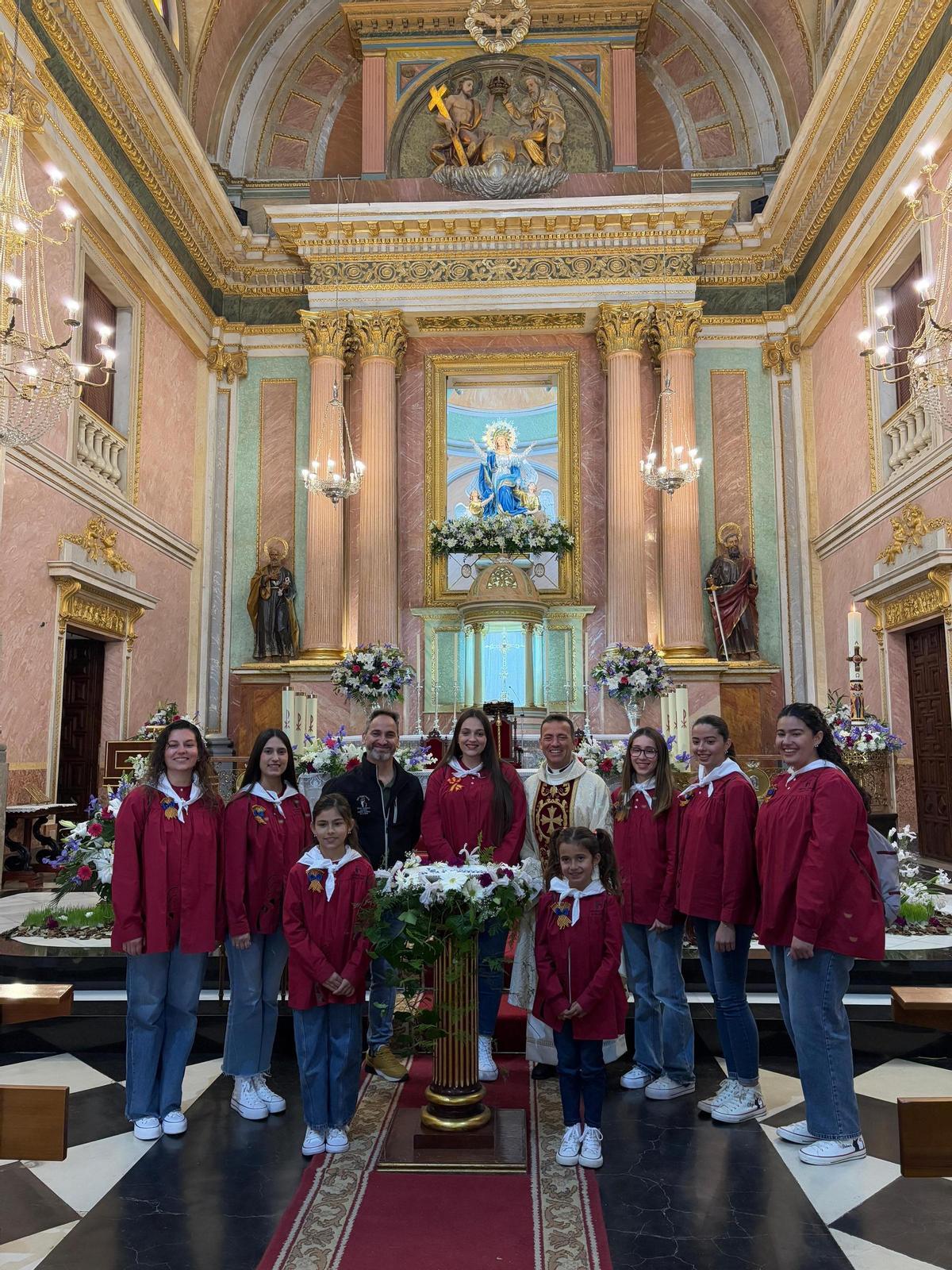 Las festeras participaron en la misa del Domingo de Resurrección en la parroquia de l'Assumpció.