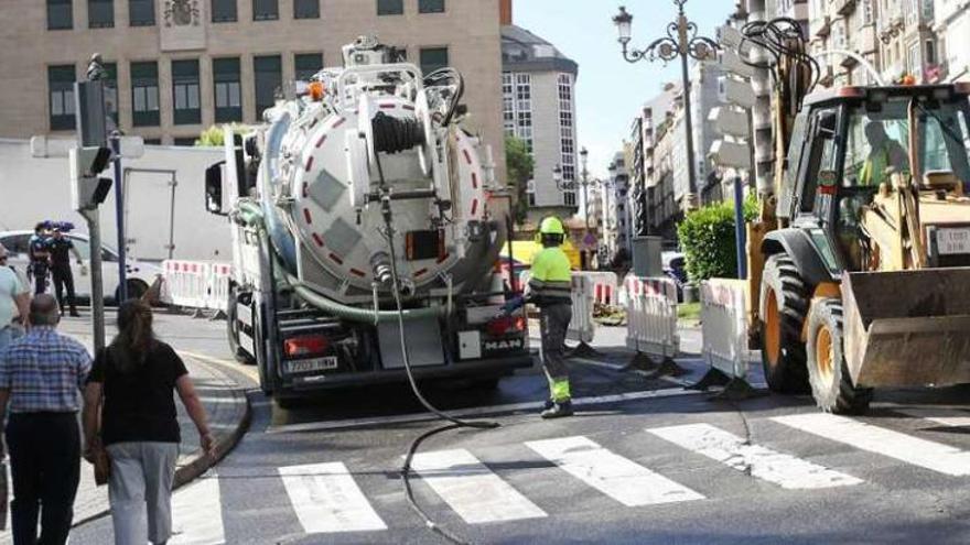 Los obreros, trabajando en el lugar del reventón mientras la Policía Local regulaba el tráfico. // Iñaki Osorio