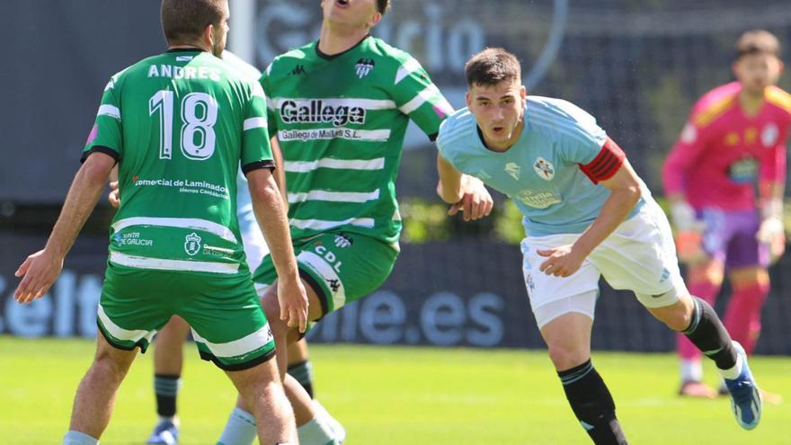 Cantero, pugna con dos rivales en el partido disputado ayer en el campo de Barreiro. // ALBA VILLAR