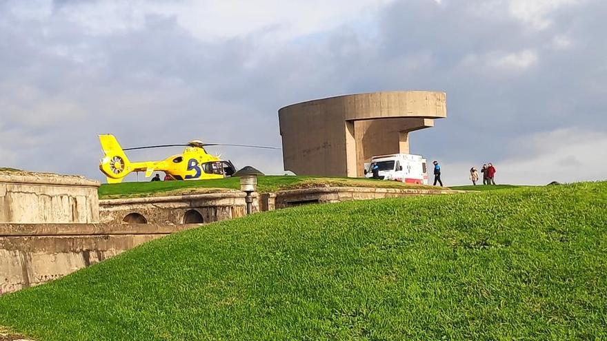 Amplio despliegue en el Cerro para rescatar a una mujer que se precipitó al mar