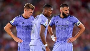 Alaba, junto a Kroos y Benzema, antes de tirar la falta del gol del triunfo. 