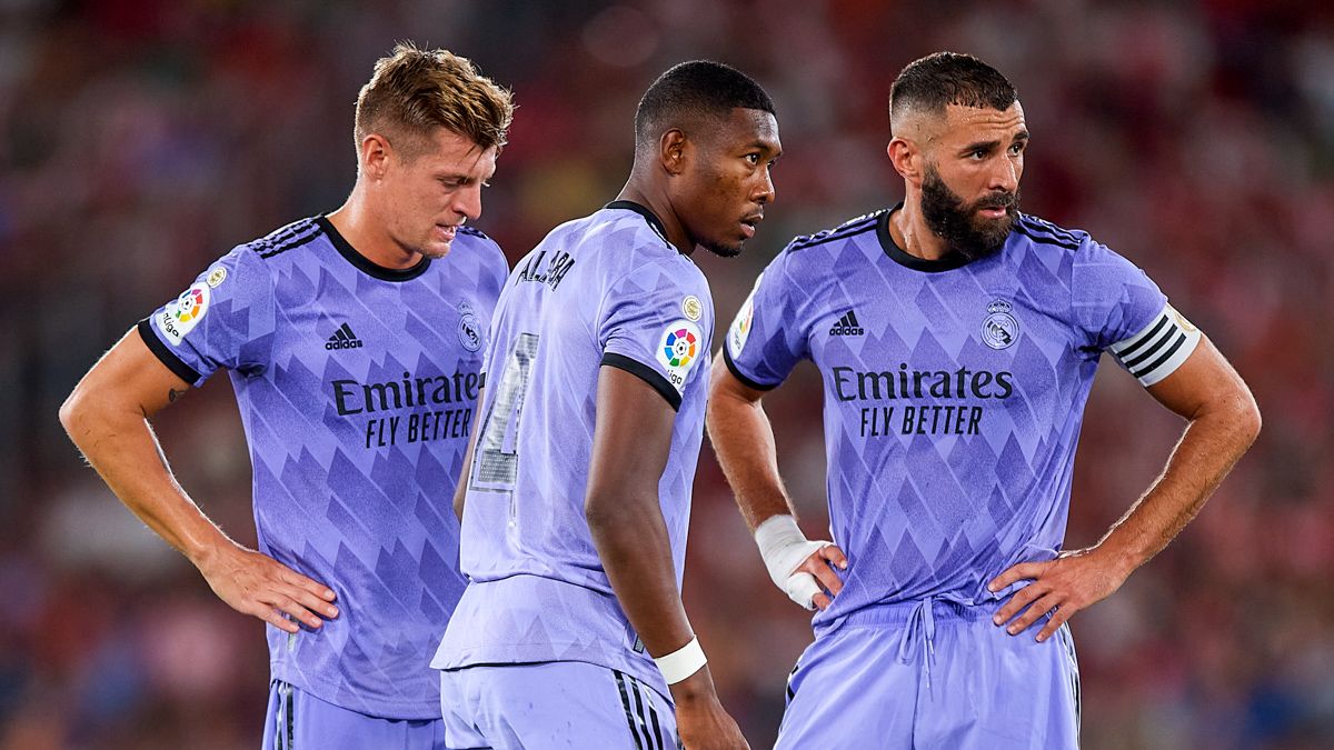 Alaba, junto a Kroos y Benzema, antes de tirar la falta del gol del triunfo.