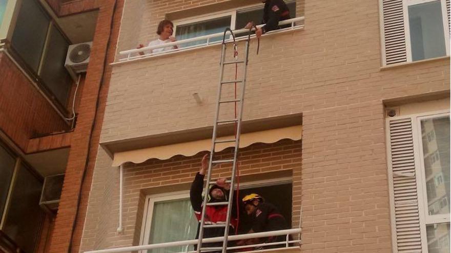 Los bomberos rescatan a una mujer atrapada en la terraza de un tercer piso en Benidorm