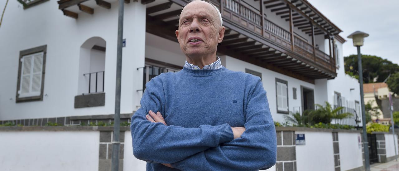 Antonio Suárez, junto a la sede de la Federación Interinsular.