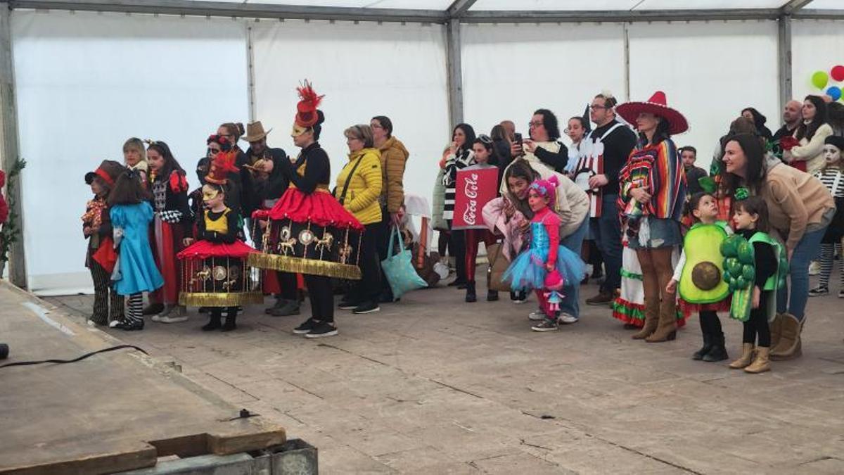 Circo y videojuegos "clásicos" en los carnavales de Moreda y Blimea