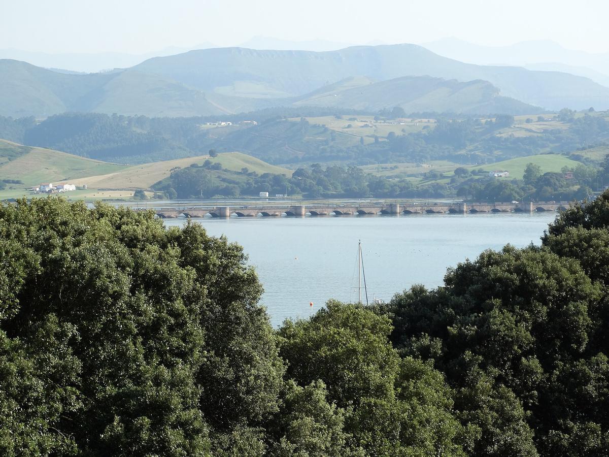 San Vicente de la Barquera puente sobre la ria