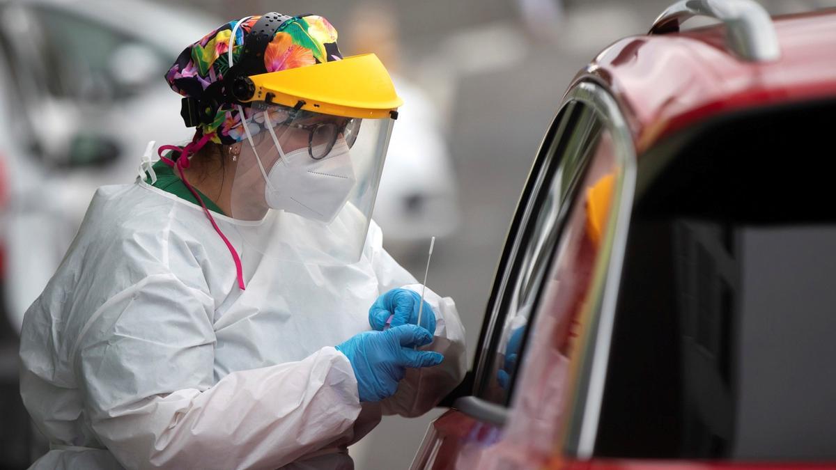 Una sanitaria realiza una prueba PCR en A Coruña.