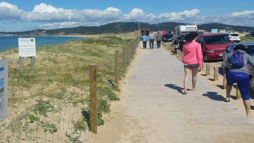 Los surfistas, los bañistas y los arousanos y visitantes en general quisieron aprovechar la soleada jornada dominical en las playas de la comarca. A Lanzada (O Grove) volvió a ser la gran referencia del día. // FdV