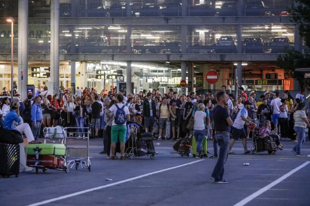 Los taxistas del aeropuerto suspenden sus servicios en protesta por la piratería