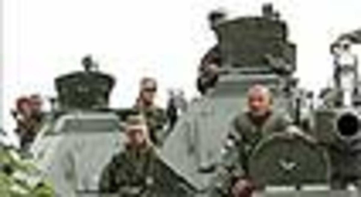 Tanques georgianos esperan órdenes en un lugar cercano a la capital osetia, Tskhinvali, ayer.