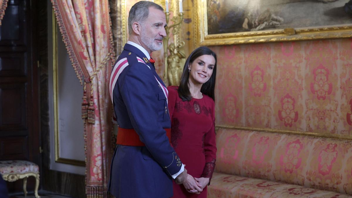 Letizia ha estrenado nuevo anillo favorito, con inscripción 'love' y 'amor' y el emblema de la flor de Lis.