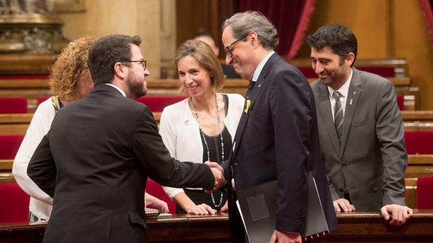 Torra saluda al vicepresidente del Govern, Pere Aragonès (ERC), ayer, al comienzo del pleno. // Efe