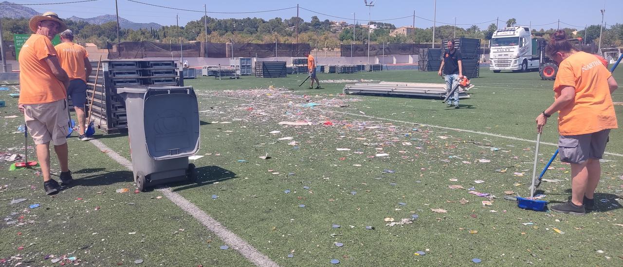 Operarios limpiando las instalaciones deportivas, este miércoles por la tarde.