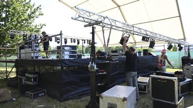 El montaje de uno de los escenarios del festival. | RAFA VÁZQUEZ