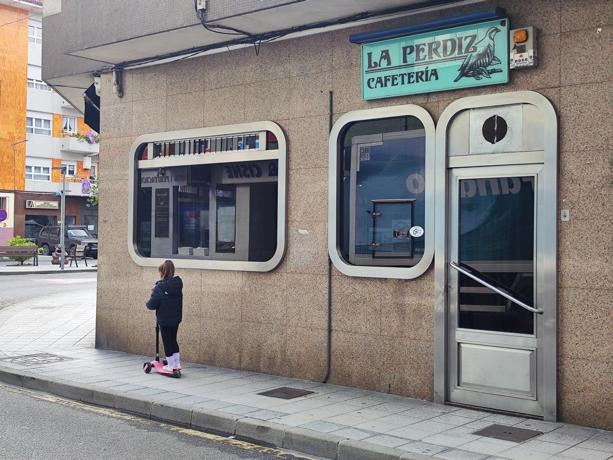 Exterior de la cafetería La Perdiz, en la calle Asturias.