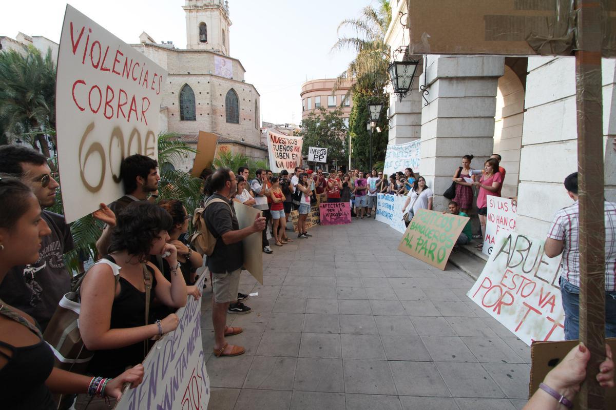 Protesta en la plaza Major de Gandia.