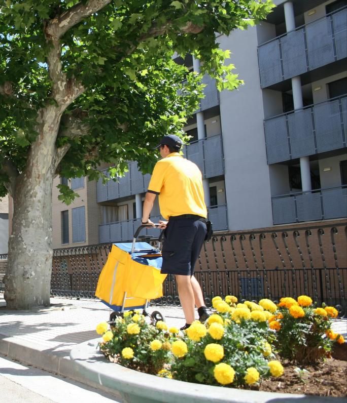 Trabajadores 8 Aragón cuenta con 300 carteros rurales. | CORREOS