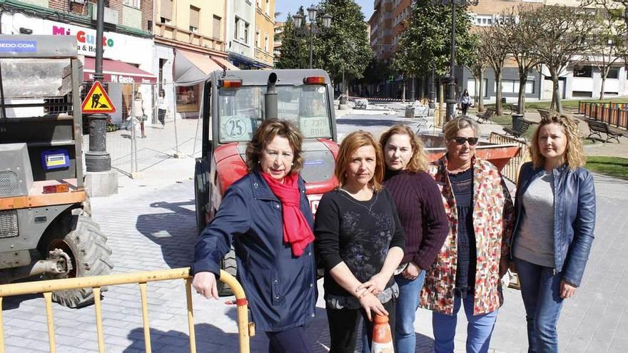 Por la izquierda, Feli Bermejo, Marga Fernández, Tina Díaz, Duchi Lana y Marta Carreño, ayer, delante de las obras de la calle Vázquez de Mella.