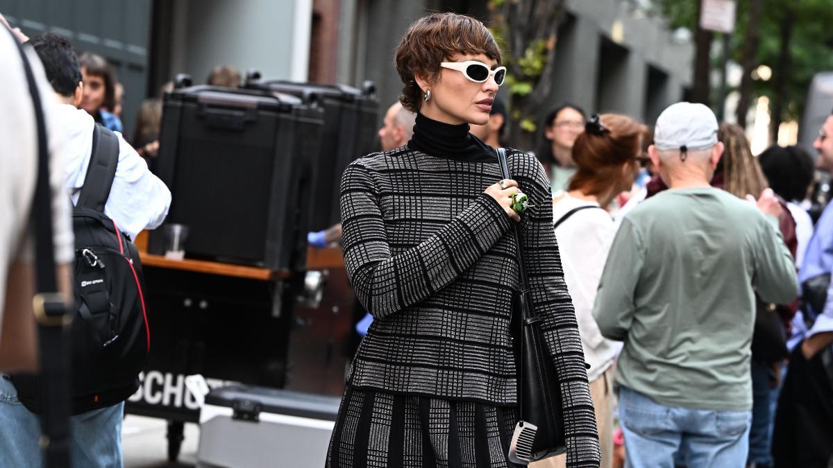 Una chica andando por la calle