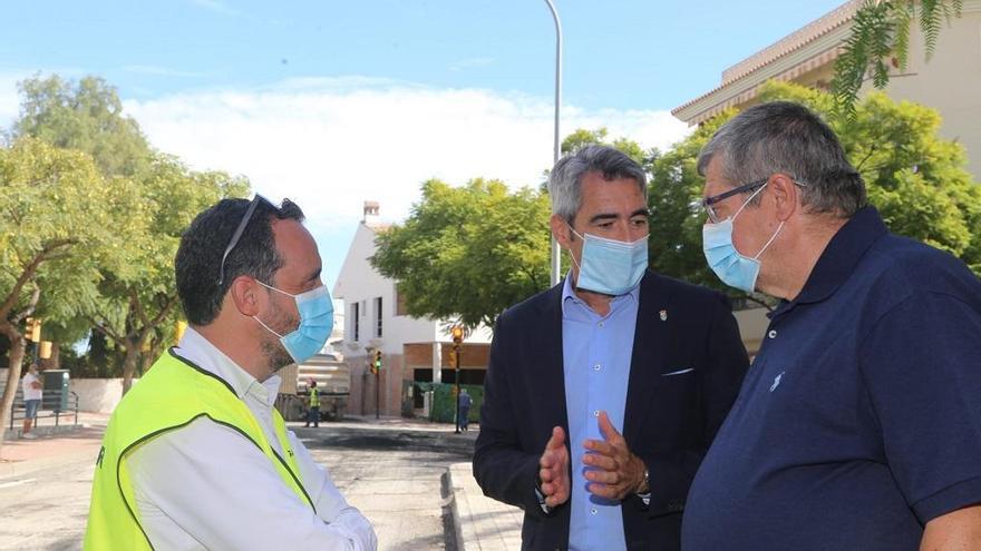 El alcalde de Benalmádena, Víctor Navas, y el edil de Obras, Joaquín Villazón visitan las obras en la calle Sagitario.