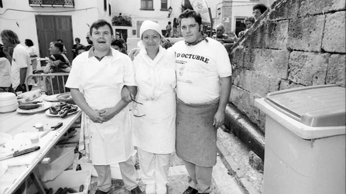 El carnicero de Xàbia &quot;Pichi&quot;, Pepa Romans, de Casa Pepa, y Kristian Lutaud. Los tres cocinaron para toda Xàbia el 9 d'Octubre de 1992