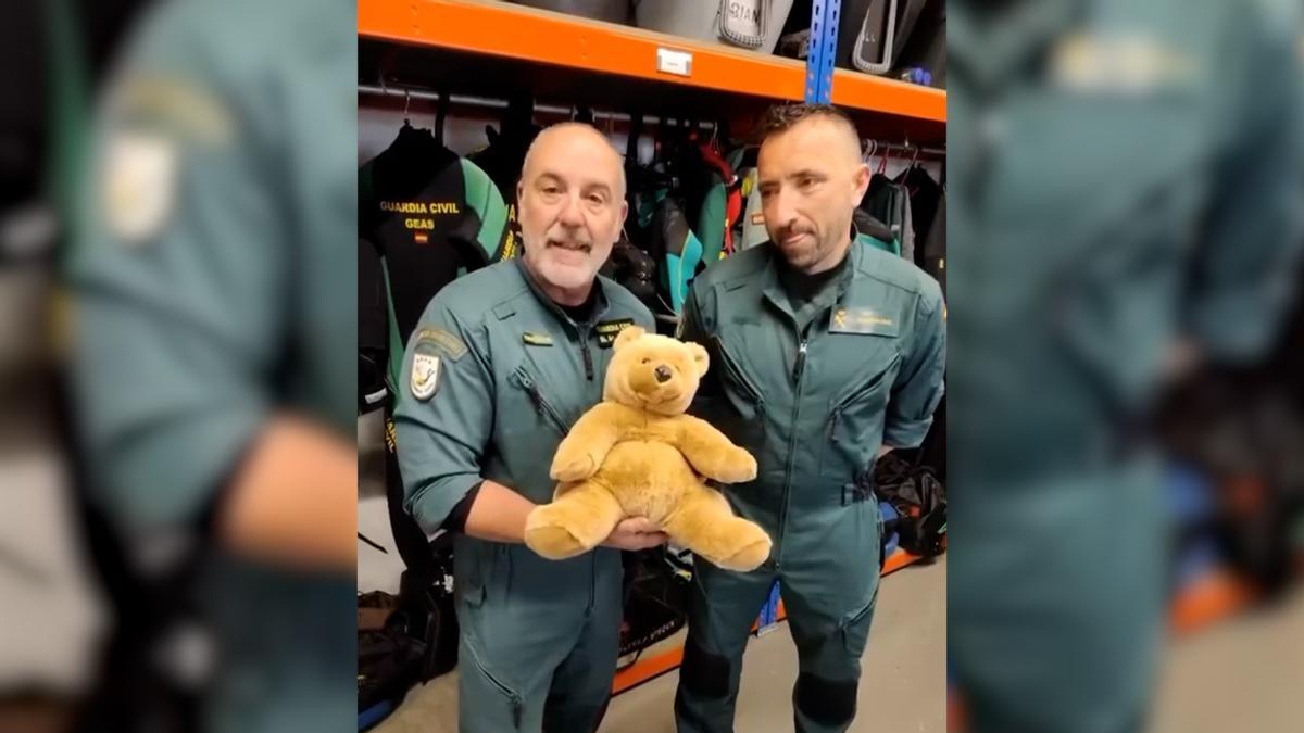 La Guardia Civil busca al dueño de este peluche encontrado durante la DANA