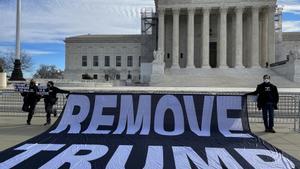 Manifestantes en contra de Trump frente al Tribunal Supremo de EEUU, que ha escuchado los argumentos orales sobre si puede quedar fuera de las primarias