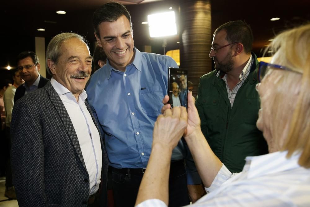 Pedro Sánchez participa en la Fiesta de la Rosa en Oviedo