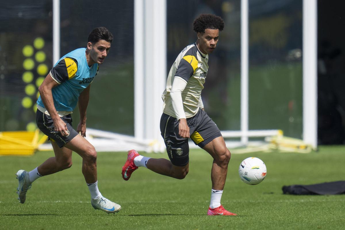 El canadiense Buchanan (d), junto a Sergi Cardona (i), en el entrenamiento de este sábado del Villarreal CF.