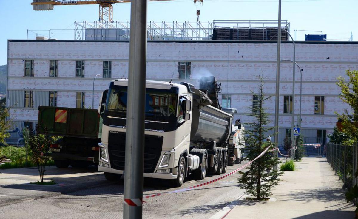 El vial, ayer, cortado para reasfaltar. |  Gonzalo Núñez