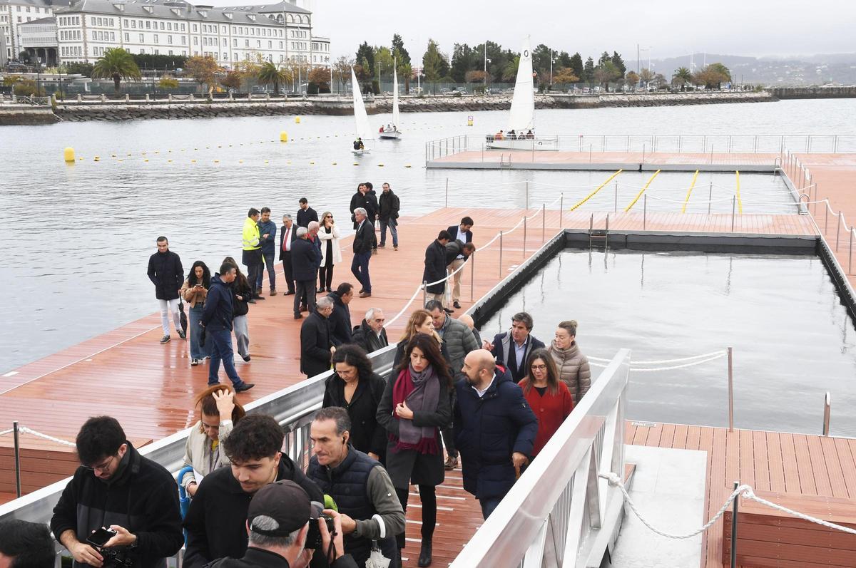 Pasarela de baño O Parrote, el día de su inauguración, en octubre de 2025.