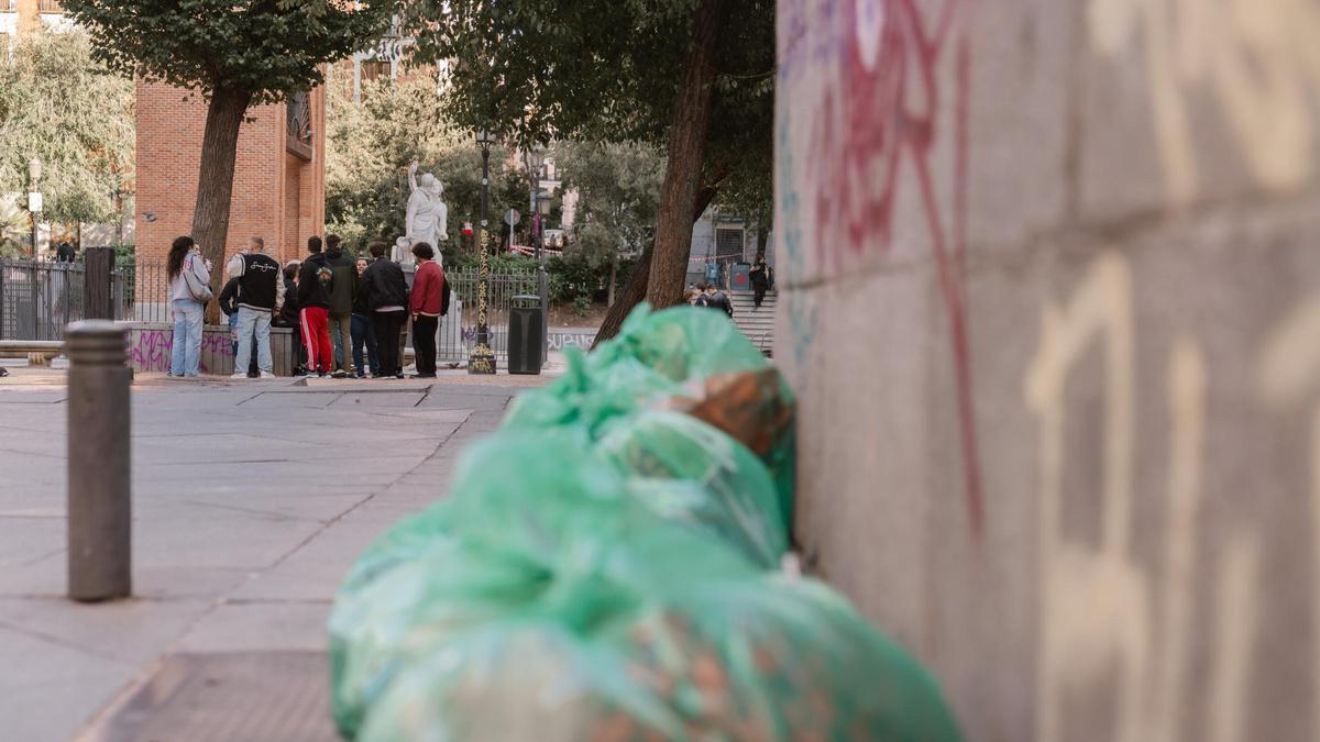 Bolsas de basura amontonadas en la fachada del CEIP Pi i Margall, en la plaza del Dos de Mayo, en Madrid.