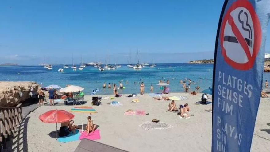 La prensa británica advierte a los turistas que viajan a Ibiza: prohibido fumar en algunas playas
