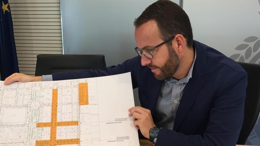 El edil Héctor Díez con un plano del proyecto.