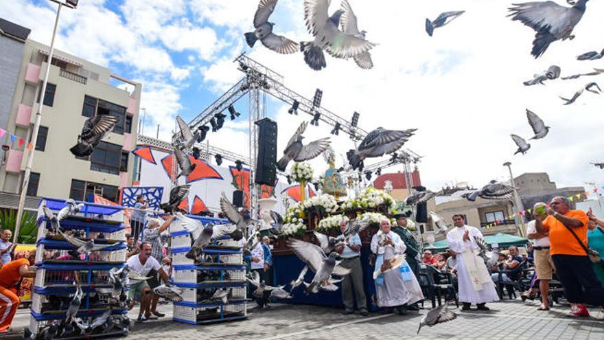 Suelta de palomas, ayer, durante la celebración del día del Pilar, en Guanarteme.