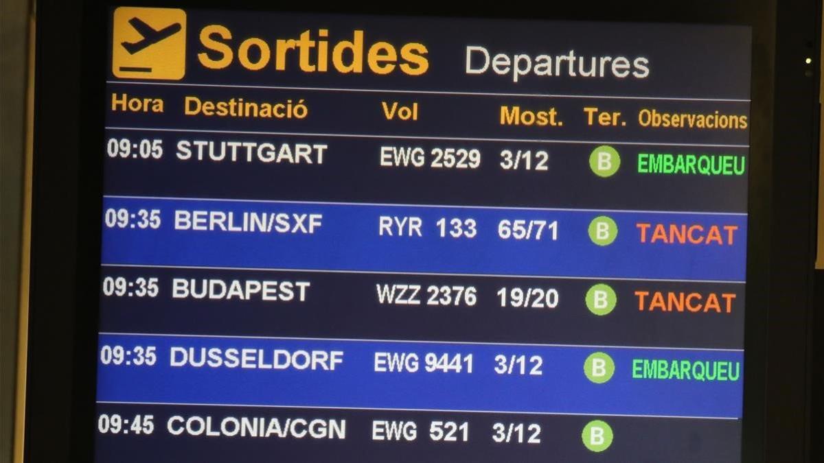 Vuelos cancelados de Ryanair en una pantalla en el aeropuerto de Barcelona-El Prat.