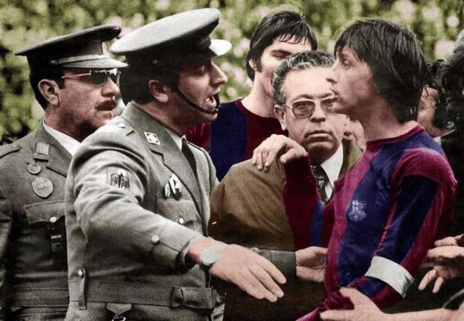 El 9 de febrero de 1975 el juez, Orrantía Capelastegui, expulsó a Johan Cruyff por protestar el segundo gol del Málaga por fuera de juego y tuvo que intervenir la policía para sacarlo de La Rosaleda .