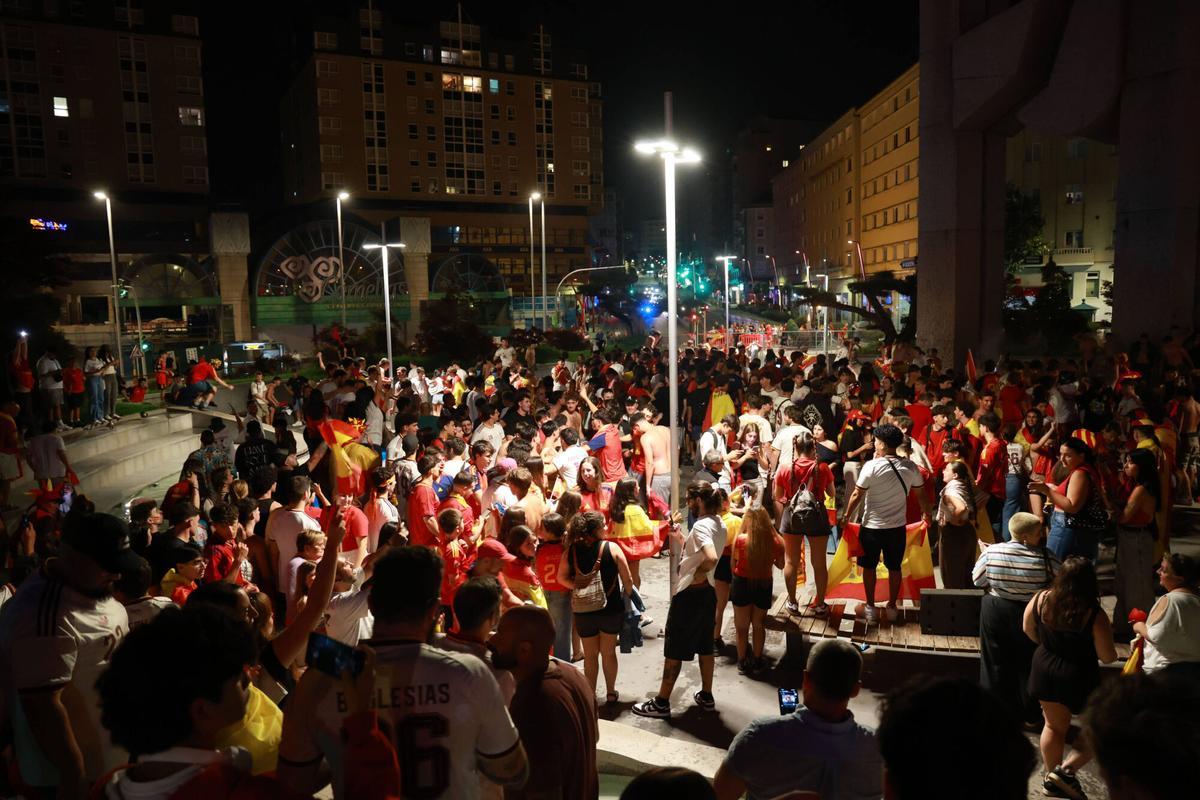 Aficionados de España celebran la victoria en el mundial de fútbol en la Praza de América.