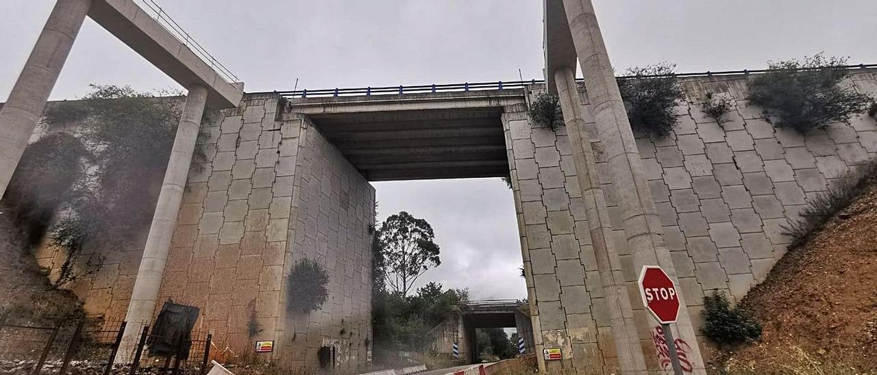 El puente sobre la carretera AS-370 que tendrá que ser demolido.