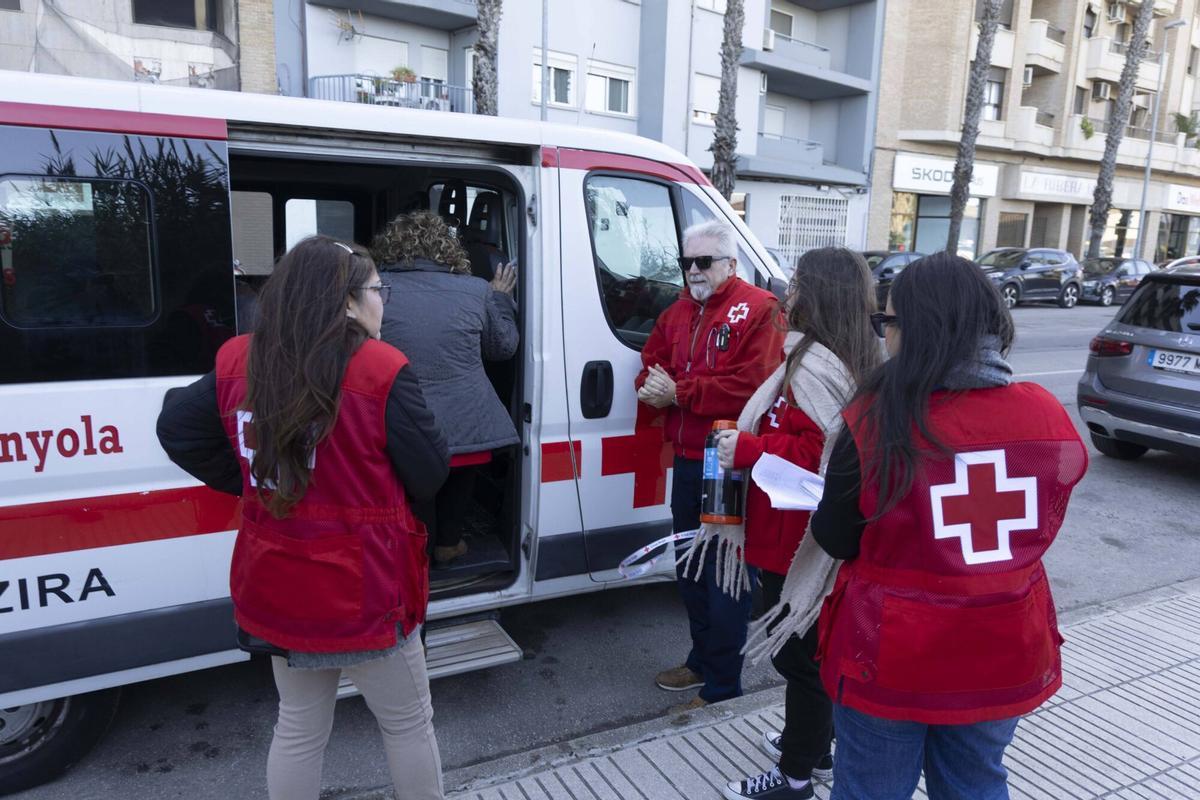 Trabajadores de la Cruz Roja en Alzira, València, en una foto de archivo.