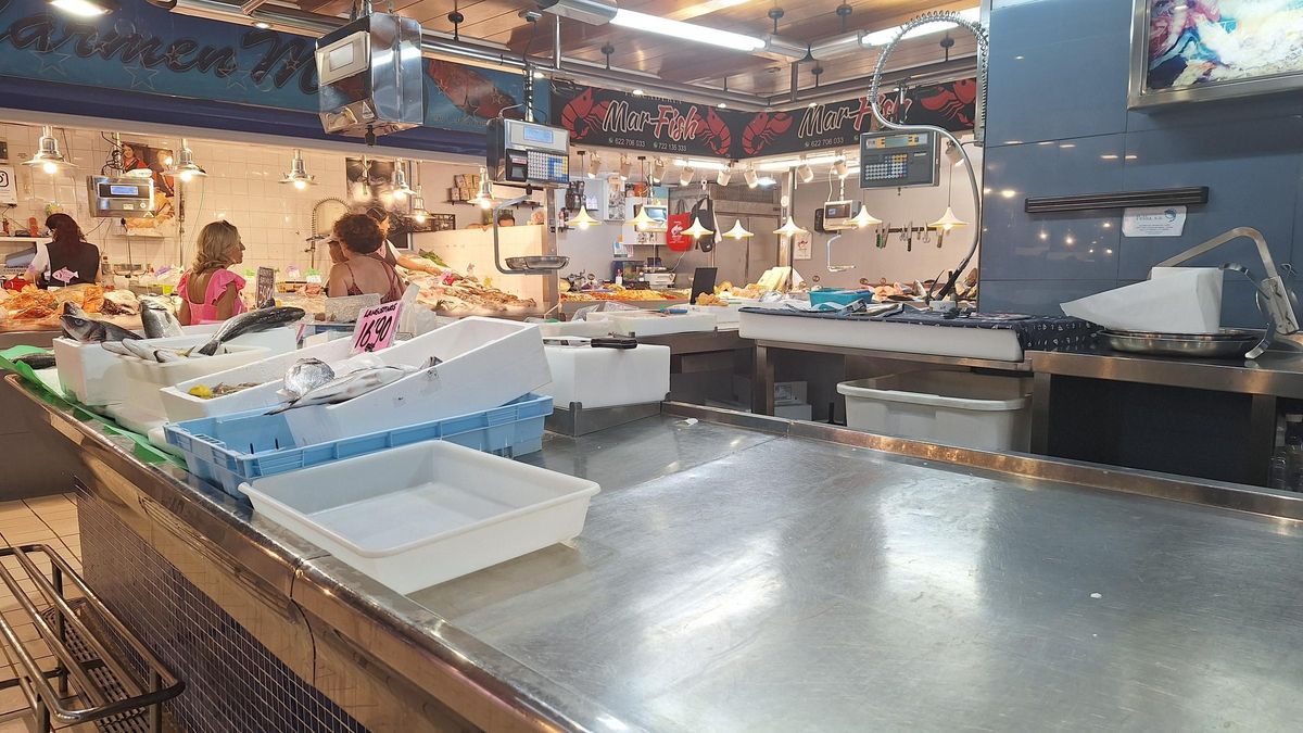 Los mostradores del Mercat Nou sufren la falta de hielo.