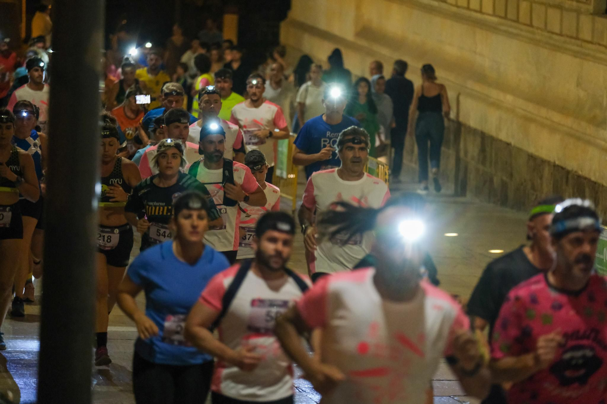 La carrera nocturna Mlk Trail & Tahermo llena de corredores el entorno de Gibralfaro