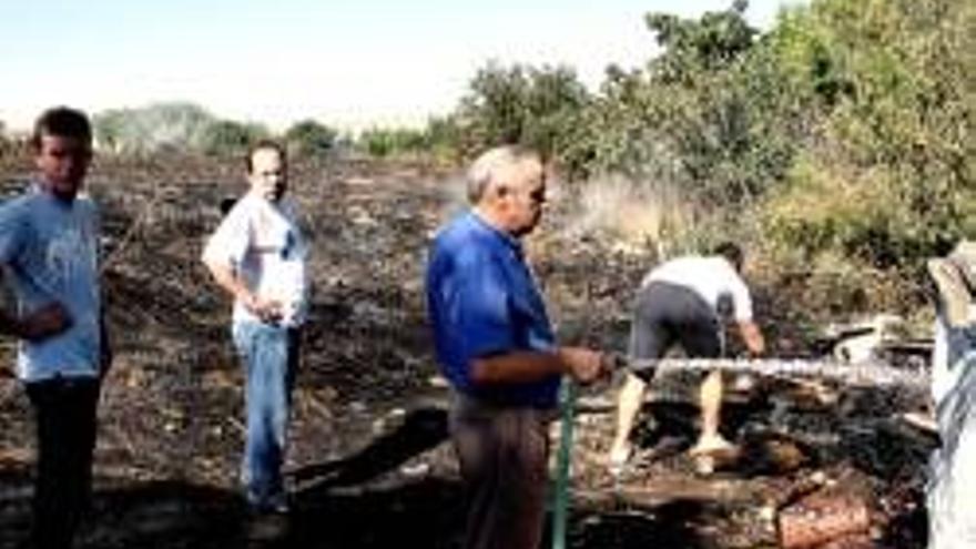 Un incendio cerca de la depuradora corta la carretera de Monroy