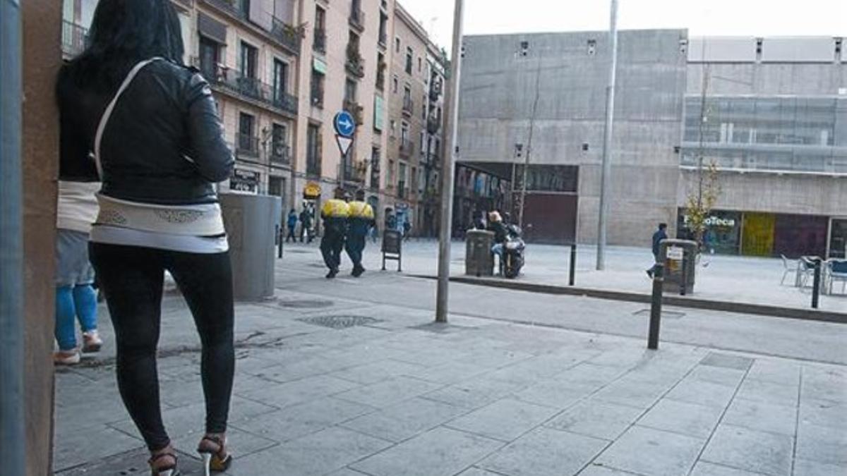 Una prostituta observa el paso de dos guardias en la calle de Robador, ante la Filmoteca, el pasado marzo.