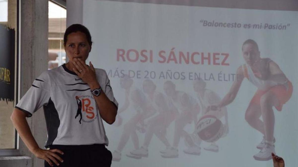 Rosi Sánchez en un campus de baloncesto.