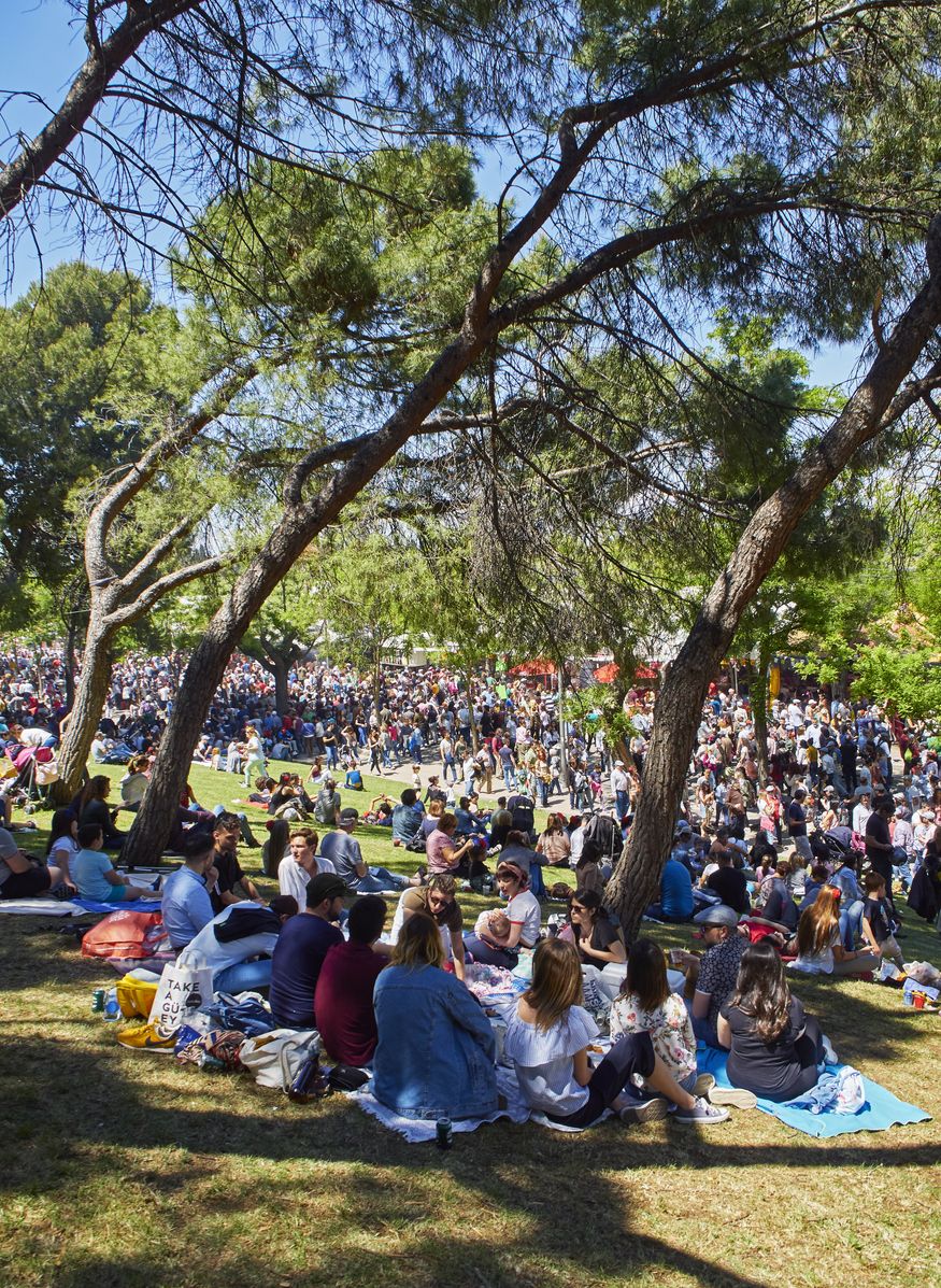 El ambiente de la pradera de San Isidro es único aunque no vayas vestida de chulapa.