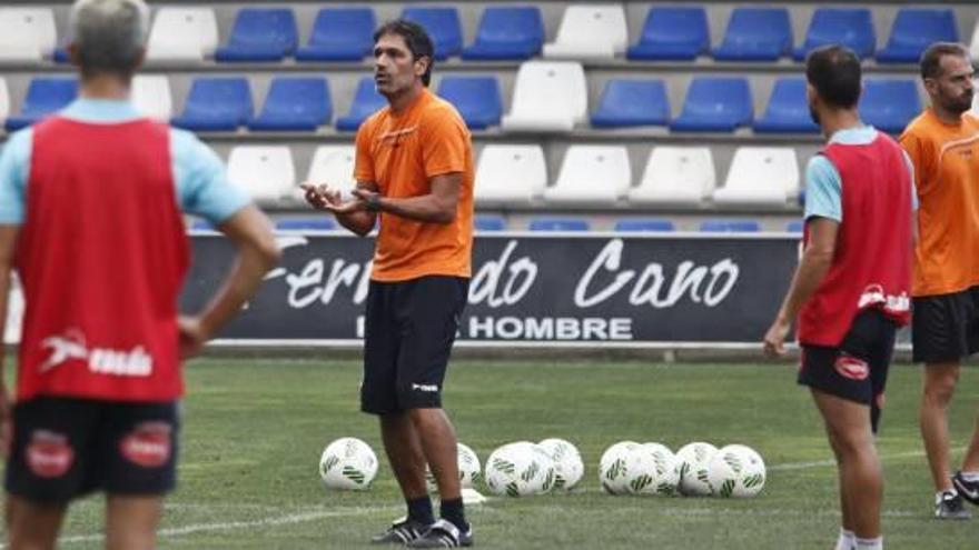 El entrenador del Alcoyano, Toni Seligrat, se dirige a sus jugadores en El Collao.