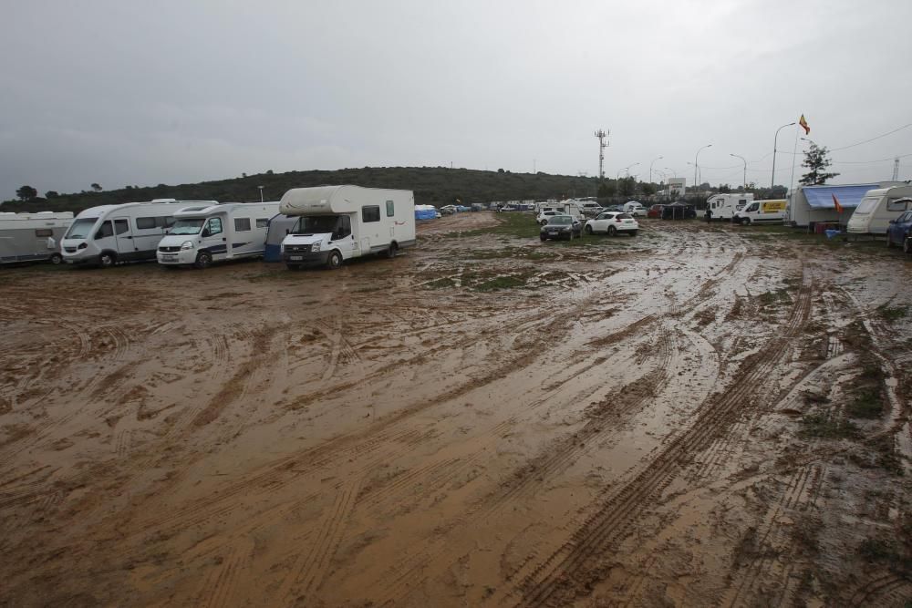 Zonas del camping de Cheste embarradas por las lluvias