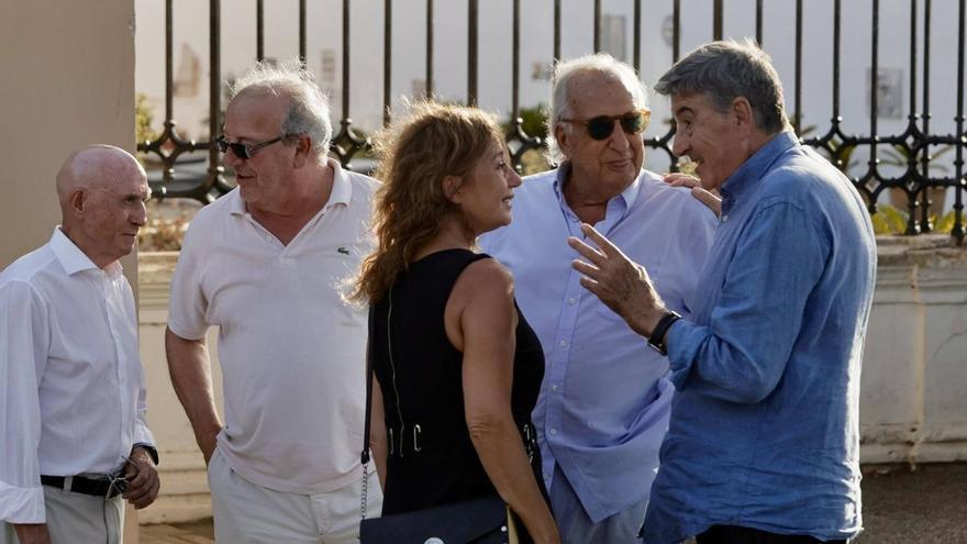 Numerosas personalidades despiden a Celestí Alomar en un emotivo acto celebrado en el cementerio de Llubí